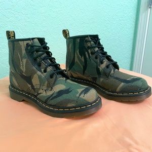 DR MARTENS 6 EYE CAMO BOOTS EXCELLENT CONDITION